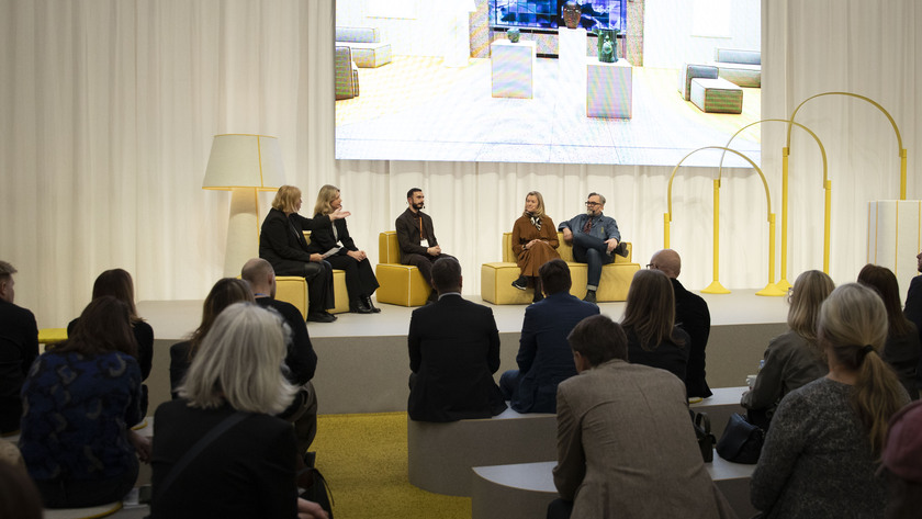 Panelsamtal med TMF:s branschchef Cecilia Ask Engström (tvåa fr v), Thibault d´Ortoli, hållbarhetschef Norden på Tarkett, Cecilia Sebesta, vd på Edsbyn, och Benny Hermansson, vd på Gemla.