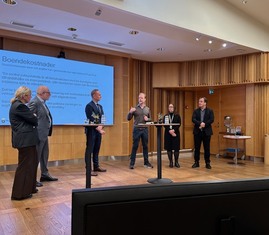 TMF:s bostadsplitiske expert Gustaf Edgren under semarium om skenande byggherrekostnader. 