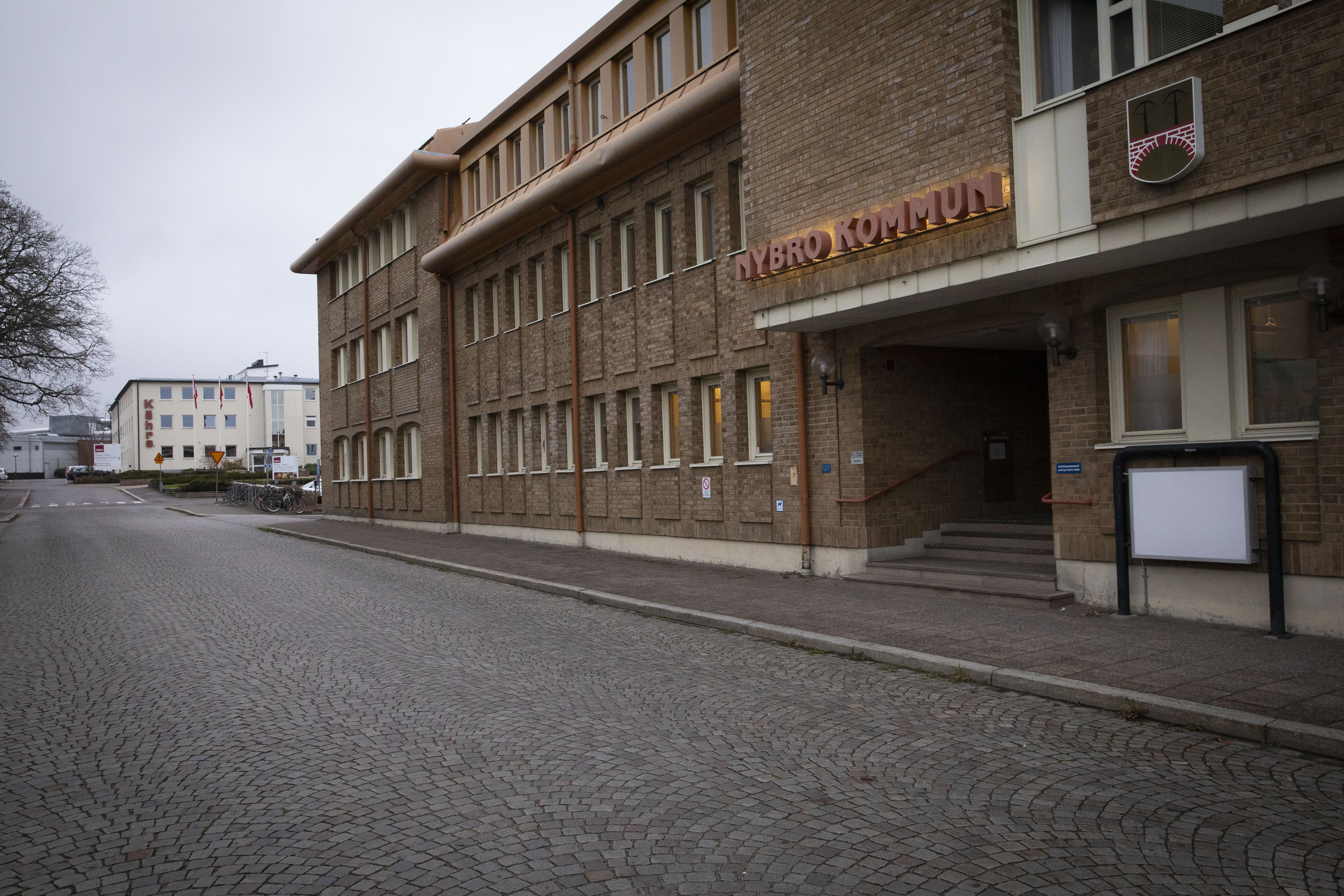 Nybros kommunhus - med Kährs i bakgrunden.