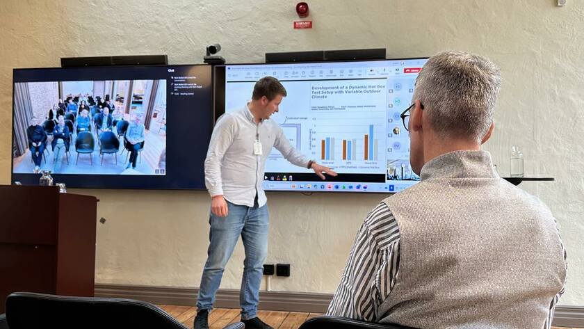 Oskar Ranefjärd presenterar sin forskning om biobaserad isolering.