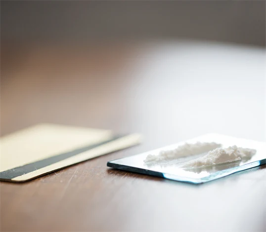 Närbild - kokainpulver på en spegel.