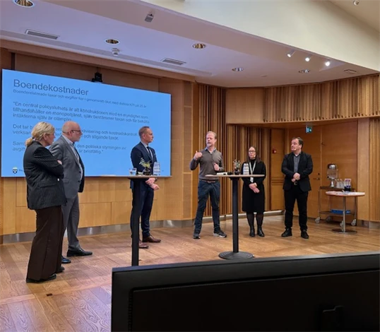 TMF:s bostadsplitiske expert Gustaf Edgren under semarium om skenande byggherrekostnader. 