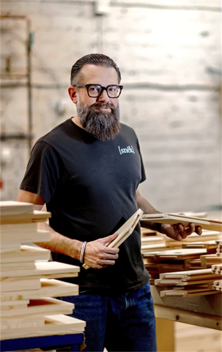 Grundaren/vd:n Fredrik Karlsson Peraldi i Snêks fabrik.