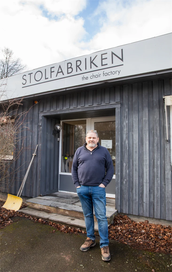 James Minard har en bakgrund som snickare och bildhuggare. Sedan 2016 driver han Stolfabriken.