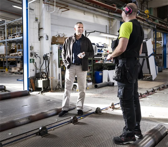 Vd Kent Johansson i fabriksmiljö på Älvsbyhus. 