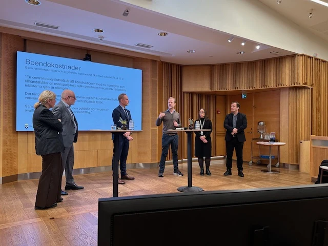 TMF:s bostadsplitiske expert Gustaf Edgren under semarium om skenande byggherrekostnader. 