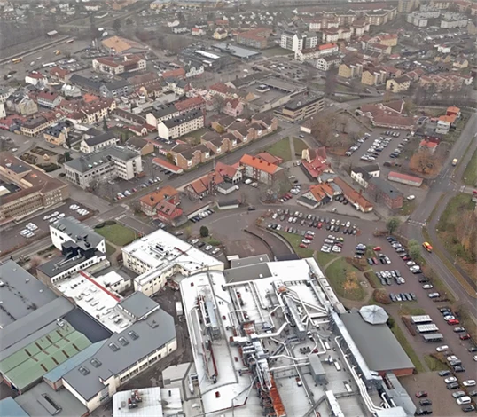 Panoramabild över Nybro - med Kährs i förgrunden.