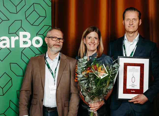 LB-Hus - vinnare av Årets Nollfelsaktör 2025. Här representerade av Gary Mattsson, entreprenad- och teknikchef, Anneli Stenung, försäljnings- och marknadschef, samt Stefan Holmberg, vd.