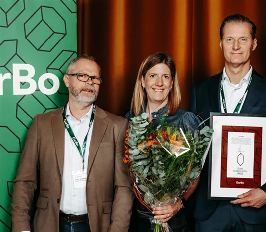 LB-Hus - vinnare av Årets Nollfelsaktör 2025. Här representerade av Gary Mattsson, entreprenad- och teknikchef, Anneli Stenung, försäljnings- och marknadschef, samt Stefan Holmberg, vd.
