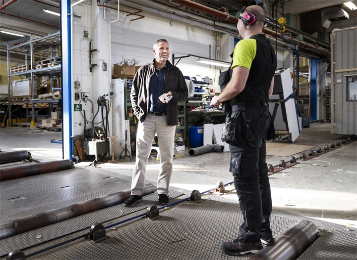 Vd Kent Johansson i fabriksmiljö på Älvsbyhus. 